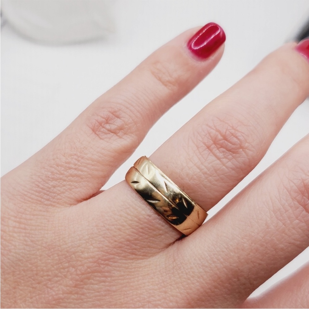 14k Solid Yellow Gold Etched Wedding Band Vintage Ring - Picture 3 of 7